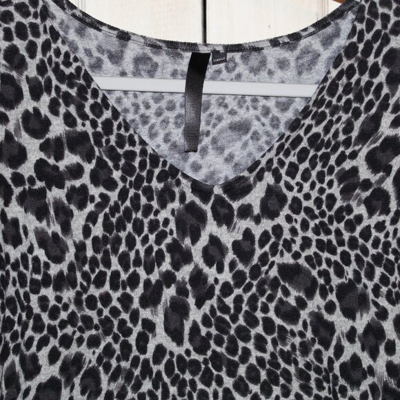 Women's black and gray leopard print v-neck top w/ ruched sides and sleeves - Picture 2 of 6